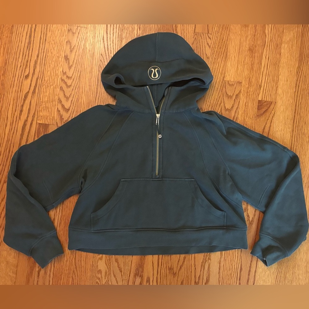 Lululemon Scuba, Dark forest with gold 💚